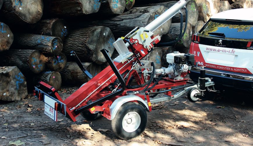 AMR, fendeur bûches thermique sur chassis routier